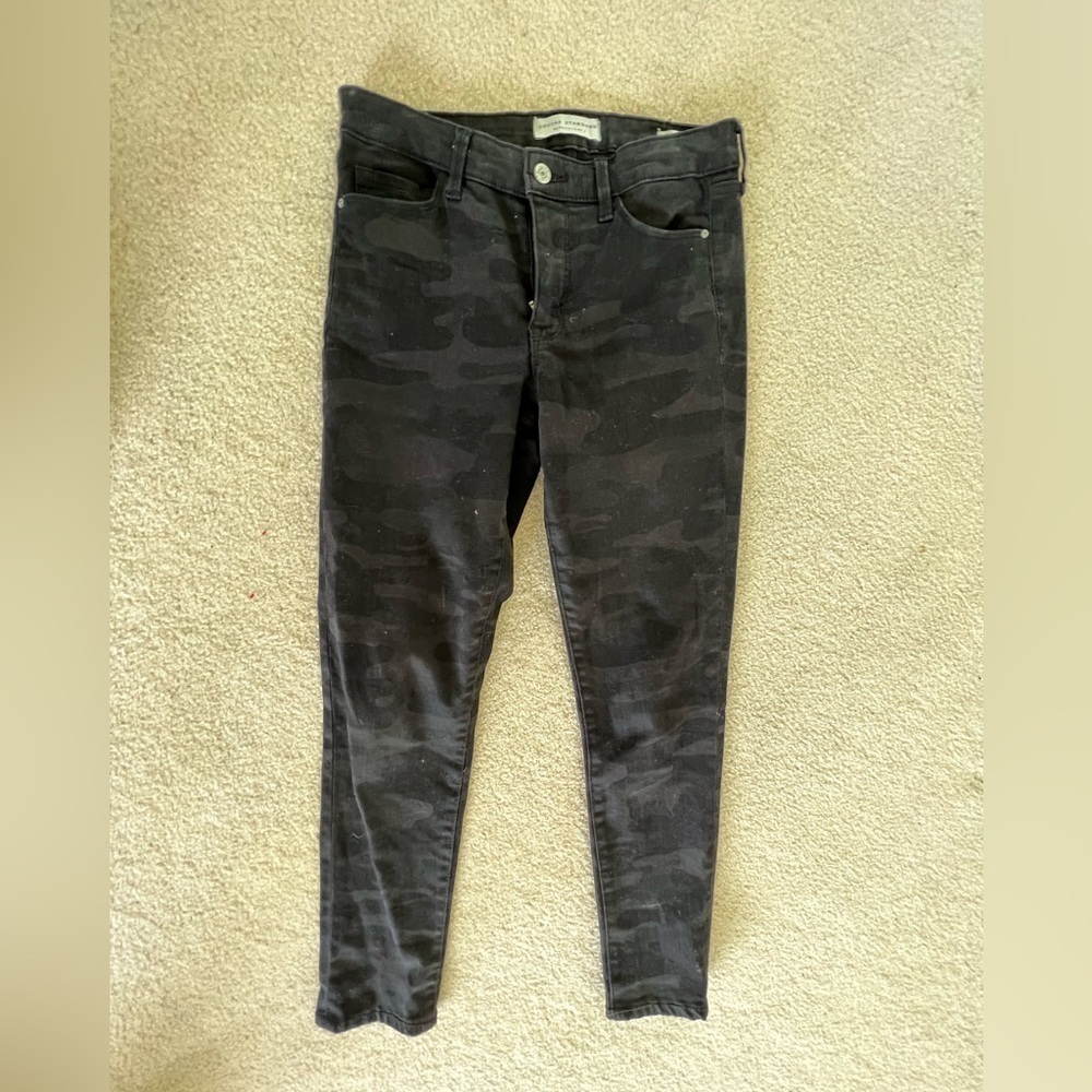 👖🌹🌸🌺🌻🌼 - WOMEN’s Black camouflage pants size 4